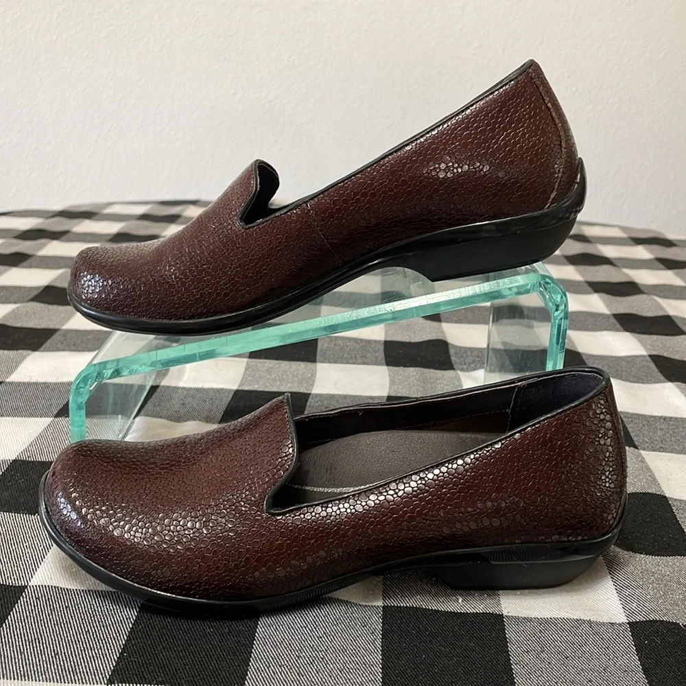 Dansko Olivia Pebbled Leather Slip on Loafer Shoes Size 38/ US 7.5-8 Brown Red